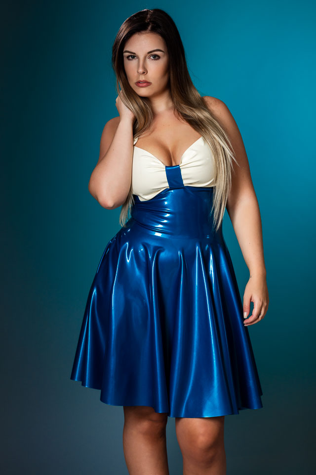 Curvy Model Sharon in Latex by Naucler Design