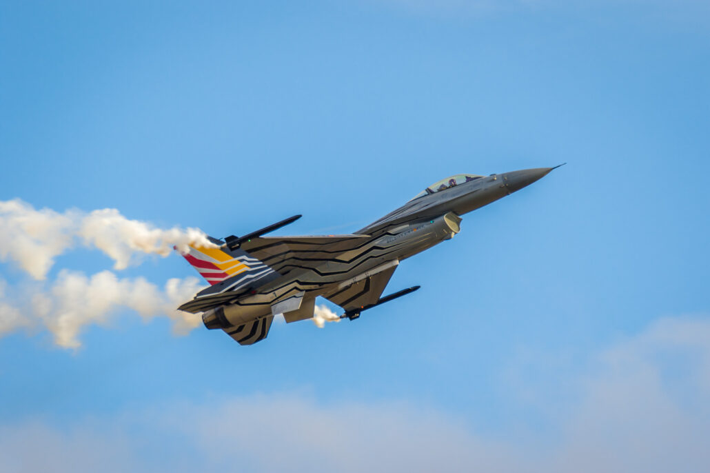 BAF F-16 Demo Flown by Gizmo at 2017 Sanicole Air Show