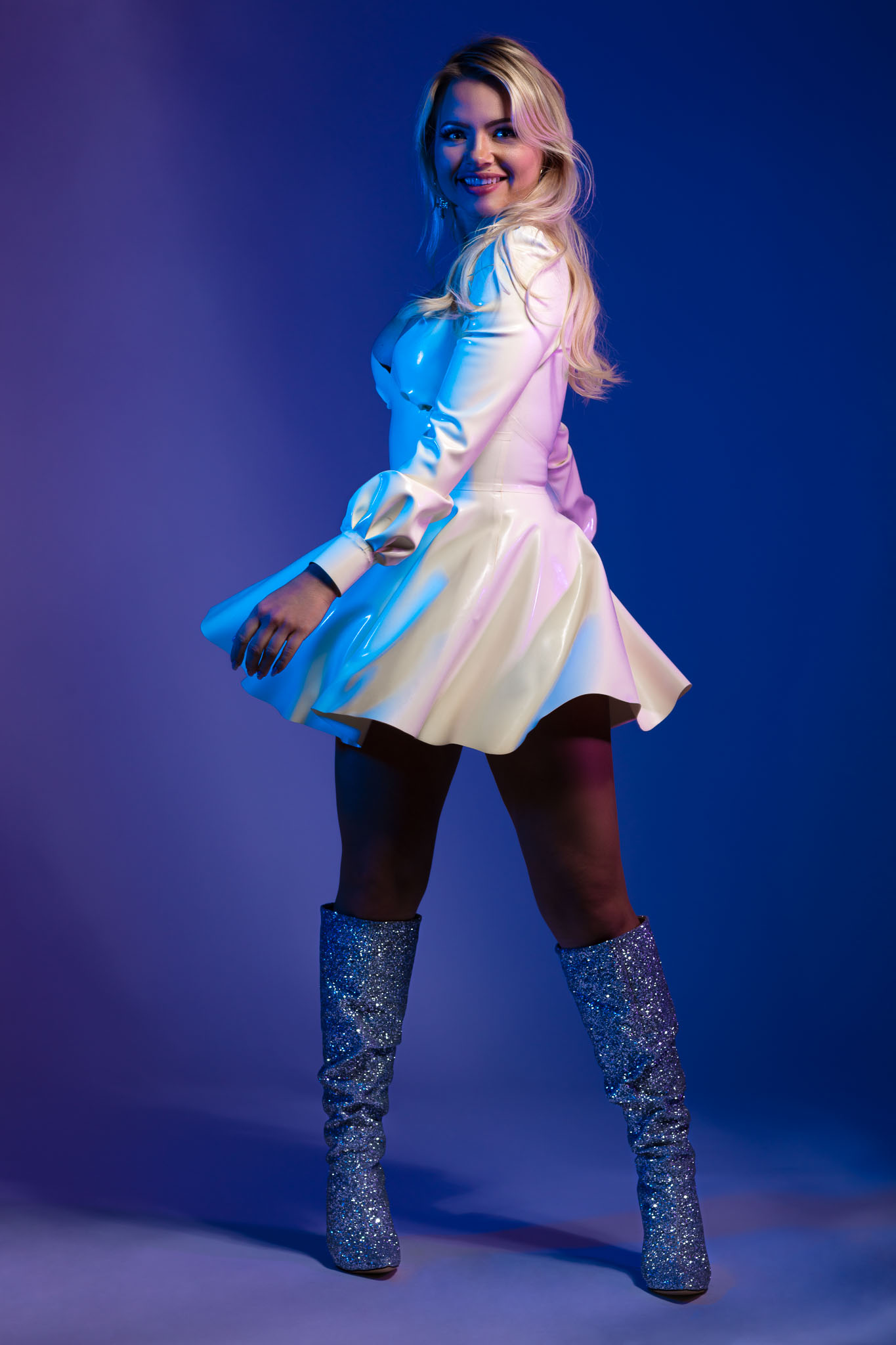 Model Daria in Latex and Glitter Boots
